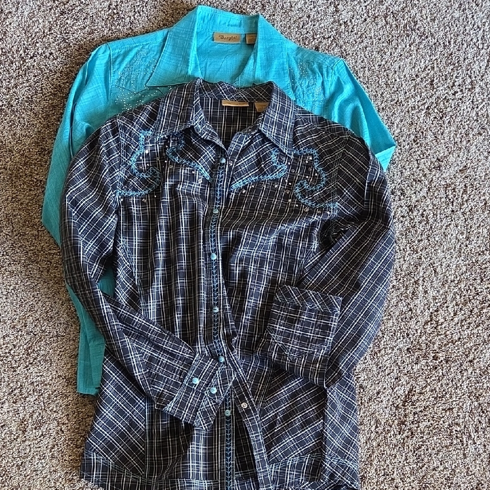 💞 Lot of 2 Women's western-style shirts by Wrangler.💞